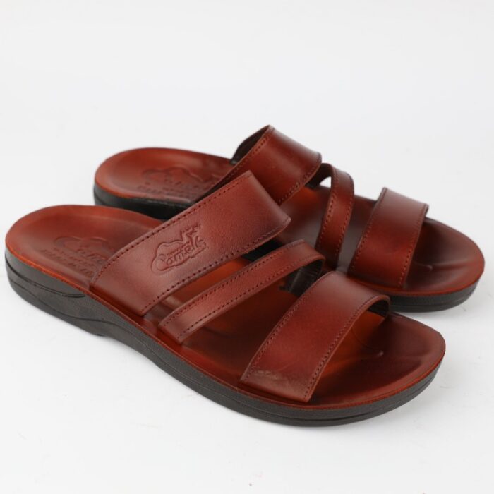 ⁦شبشب جلد بتصميم مفتوح الأصابع للرجال لون بني ونعل أسود⁩ - الصورة ⁦2⁩