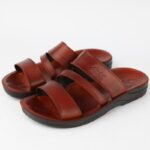 ⁦شبشب جلد بتصميم مفتوح الأصابع للرجال لون بني ونعل أسود⁩ - الصورة ⁦3⁩