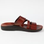 ⁦شبشب جلد بتصميم مفتوح الأصابع للرجال لون بني ونعل أسود⁩ - الصورة ⁦7⁩