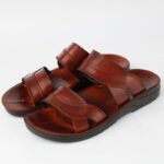 ⁦شبشب جلد بتصميم مفتوح الأصابع للرجال لون بني ونعل أسود⁩ - الصورة ⁦3⁩