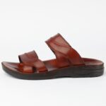 ⁦شبشب جلد بتصميم مفتوح الأصابع للرجال لون بني ونعل أسود⁩ - الصورة ⁦4⁩