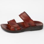 ⁦شبشب جلد بتصميم مفتوح الأصابع للرجال لون بني ونعل أسود⁩ - الصورة ⁦5⁩