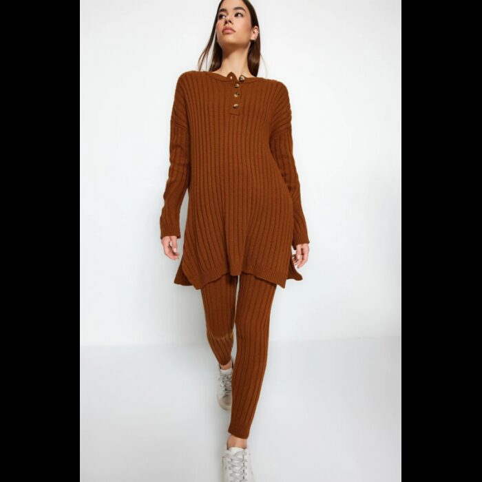 10329619_67db933a62cc8 طقم تركي بنطلون وبلوزة تريكو بأزرار للنساء لون كرميدي - الصورة 1