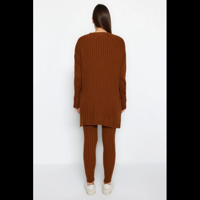 ⁦طقم تركي بنطلون وبلوزة تريكو بأزرار للنساء لون كرميدي⁩ - الصورة ⁦3⁩