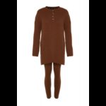 ⁦طقم تركي بنطلون وبلوزة تريكو بأزرار للنساء لون كرميدي⁩ - الصورة ⁦4⁩