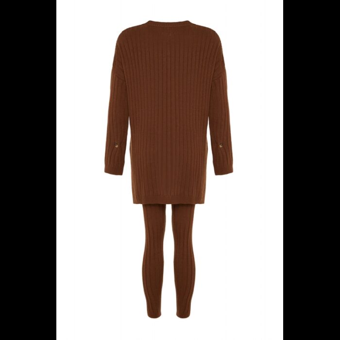 ⁦طقم تركي بنطلون وبلوزة تريكو بأزرار للنساء لون كرميدي⁩ - الصورة ⁦5⁩