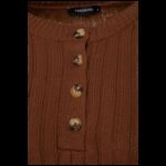 ⁦طقم تركي بنطلون وبلوزة تريكو بأزرار للنساء لون كرميدي⁩ - الصورة ⁦6⁩