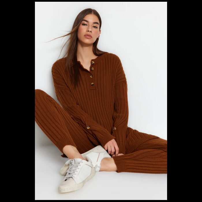 ⁦طقم تركي بنطلون وبلوزة تريكو بأزرار للنساء لون كرميدي⁩ - الصورة ⁦7⁩