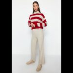 طقم تركي بنطلون وبلوزة مخططة  للنساء لون أحمر وبيج