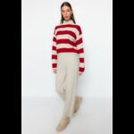 ⁦طقم تركي بنطلون وبلوزة مخططة  للنساء لون أحمر وبيج⁩ - الصورة ⁦2⁩