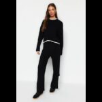 ⁦طقم تركي بنطلون وبلوزة مخططة  للنساء لون أسود⁩ - الصورة ⁦2⁩