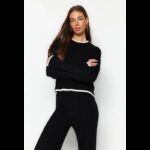 ⁦طقم تركي بنطلون وبلوزة مخططة  للنساء لون أسود⁩ - الصورة ⁦3⁩