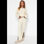 طقم تركي بنطلون وبلوزة مخططة للنساء لون بيج