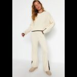 ⁦طقم تركي بنطلون وبلوزة مخططة للنساء لون بيج⁩ - الصورة ⁦2⁩