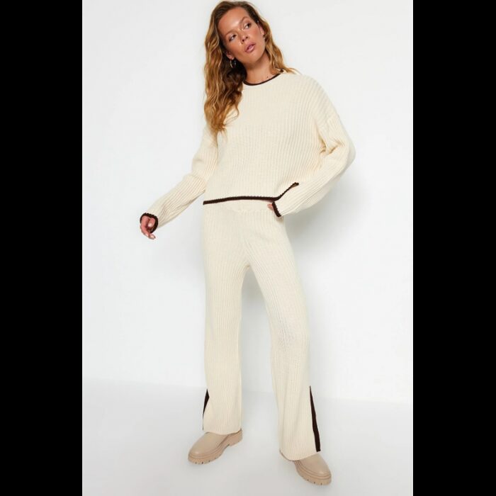 ⁦طقم تركي بنطلون وبلوزة مخططة للنساء لون بيج⁩ - الصورة ⁦2⁩