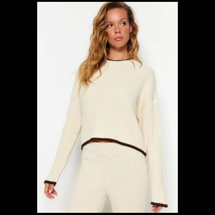 ⁦طقم تركي بنطلون وبلوزة مخططة للنساء لون بيج⁩ - الصورة ⁦3⁩