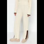 ⁦طقم تركي بنطلون وبلوزة مخططة للنساء لون بيج⁩ - الصورة ⁦4⁩