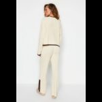 ⁦طقم تركي بنطلون وبلوزة مخططة للنساء لون بيج⁩ - الصورة ⁦5⁩