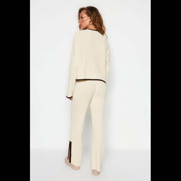 ⁦طقم تركي بنطلون وبلوزة مخططة للنساء لون بيج⁩ - الصورة ⁦5⁩