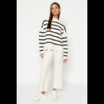 طقم تركي بنطلون وبلوزة مخططة للنساء لون بيج وأسود