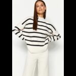 ⁦طقم تركي بنطلون وبلوزة مخططة للنساء لون بيج وأسود⁩ - الصورة ⁦2⁩