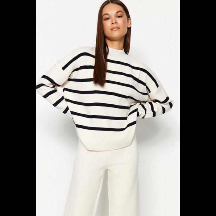 ⁦طقم تركي بنطلون وبلوزة مخططة للنساء لون بيج وأسود⁩ - الصورة ⁦2⁩