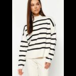 ⁦طقم تركي بنطلون وبلوزة مخططة للنساء لون بيج وأسود⁩ - الصورة ⁦3⁩