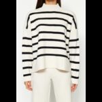 ⁦طقم تركي بنطلون وبلوزة مخططة للنساء لون بيج وأسود⁩ - الصورة ⁦4⁩