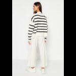 ⁦طقم تركي بنطلون وبلوزة مخططة للنساء لون بيج وأسود⁩ - الصورة ⁦5⁩