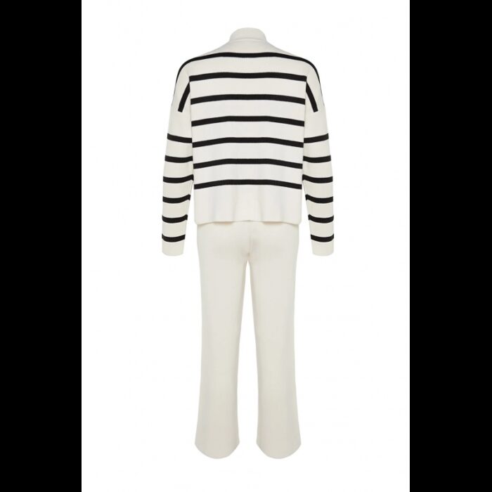 ⁦طقم تركي بنطلون وبلوزة مخططة للنساء لون بيج وأسود⁩ - الصورة ⁦7⁩