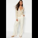 ⁦جاكيت تركي صوف بأزرار  للنساء لون بيج⁩ - الصورة ⁦2⁩