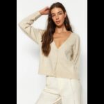 ⁦جاكيت تركي صوف بأزرار  للنساء لون بيج⁩ - الصورة ⁦3⁩