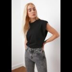 ⁦تيشيرت تركي قطن بقبة دائرية للنساء لون أسود⁩ - الصورة ⁦2⁩