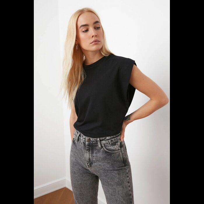 ⁦تيشيرت تركي قطن بقبة دائرية للنساء لون أسود⁩ - الصورة ⁦2⁩