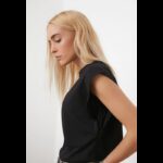 ⁦تيشيرت تركي قطن بقبة دائرية للنساء لون أسود⁩ - الصورة ⁦3⁩