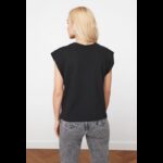 ⁦تيشيرت تركي قطن بقبة دائرية للنساء لون أسود⁩ - الصورة ⁦6⁩