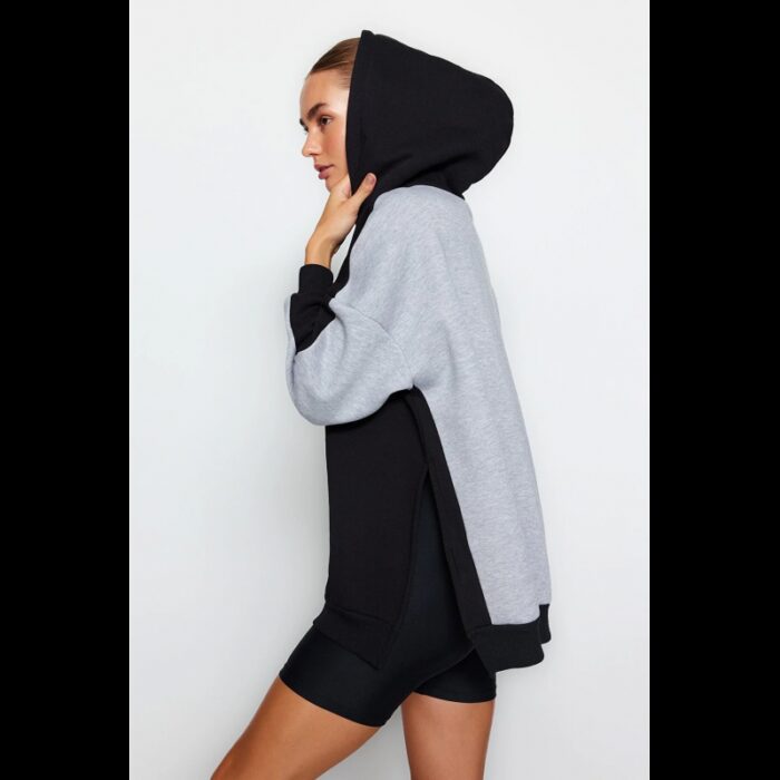 ⁦بلوزة تركية صوف رياضي بقصة واسعة للنساء لون رمادي وأسود⁩ - الصورة ⁦2⁩