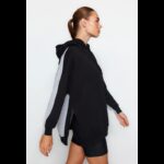 ⁦بلوزة تركية صوف رياضي بقصة واسعة للنساء لون رمادي وأسود⁩ - الصورة ⁦3⁩