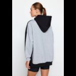 ⁦بلوزة تركية صوف رياضي بقصة واسعة للنساء لون رمادي وأسود⁩ - الصورة ⁦4⁩