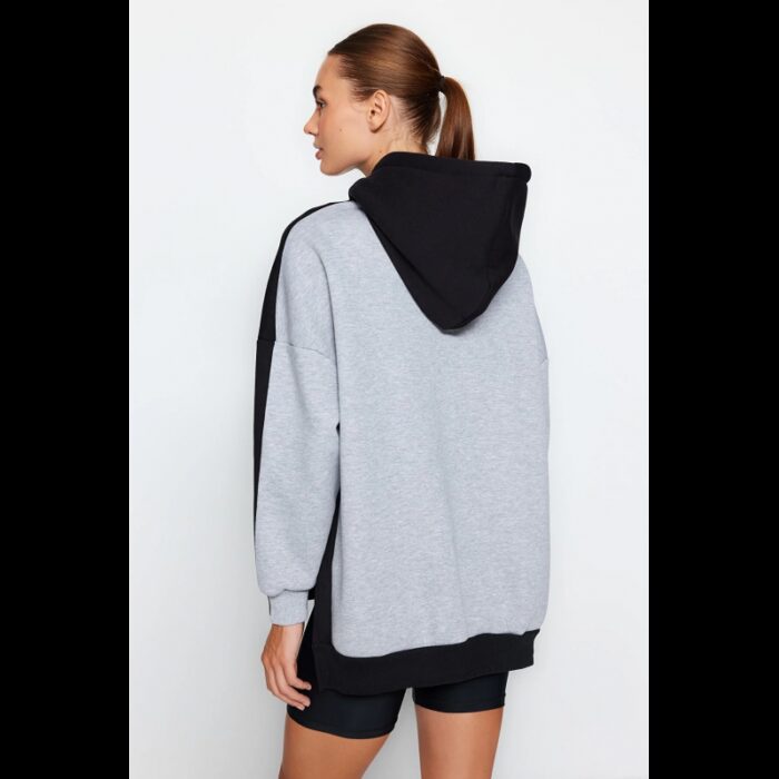 ⁦بلوزة تركية صوف رياضي بقصة واسعة للنساء لون رمادي وأسود⁩ - الصورة ⁦4⁩