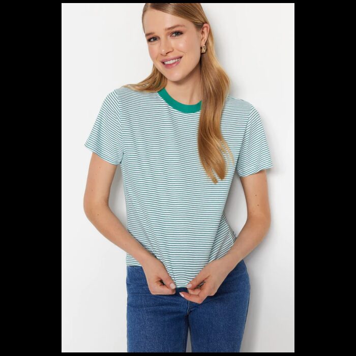 10329655_67db9378ead5b تيشيرت تركي بقبة دائرية ومخطط للنساء لون أخضر - الصورة 1