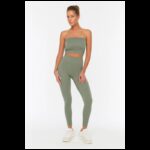 ⁦بنطلون ضيق عالي الخصر لون زيتي فاتح⁩ - الصورة ⁦2⁩