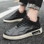 ⁦حذاء جلد كاجوال للرجال لون أسود ونعل بيج⁩ - الصورة ⁦2⁩