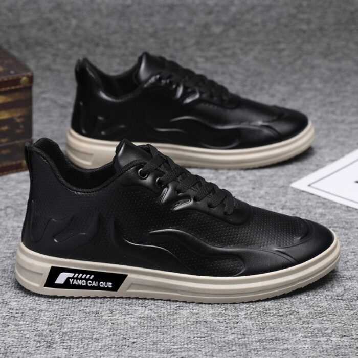 ⁦حذاء جلد كاجوال للرجال لون أسود ونعل بيج⁩ - الصورة ⁦3⁩