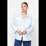 قميص ترينديول منسوج بجيب كبير الحجم مخطط للنساء لون أبيض وأزرق