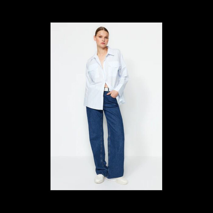 ⁦قميص ترينديول منسوج بجيب كبير الحجم مخطط للنساء لون أبيض وأزرق⁩ - الصورة ⁦2⁩