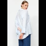 ⁦قميص ترينديول منسوج بجيب كبير الحجم مخطط للنساء لون أبيض وأزرق⁩ - الصورة ⁦3⁩