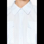 ⁦قميص ترينديول منسوج بجيب كبير الحجم مخطط للنساء لون أبيض وأزرق⁩ - الصورة ⁦5⁩