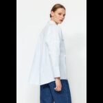 ⁦قميص ترينديول منسوج بجيب كبير الحجم مخطط للنساء لون أبيض وأزرق⁩ - الصورة ⁦6⁩