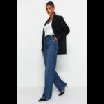 ⁦بنطلون تركي جينز ساق عريض بخصرعالي للنساء لون أزرق غامق⁩ - الصورة ⁦2⁩